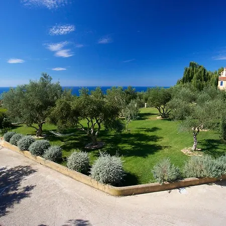 Ξενοδοχείο με διαμερίσματα Theodora 4*